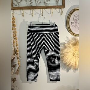 Athleta Chaturanga Stripes Capri Yoga Pants Leggings Black & White Size S